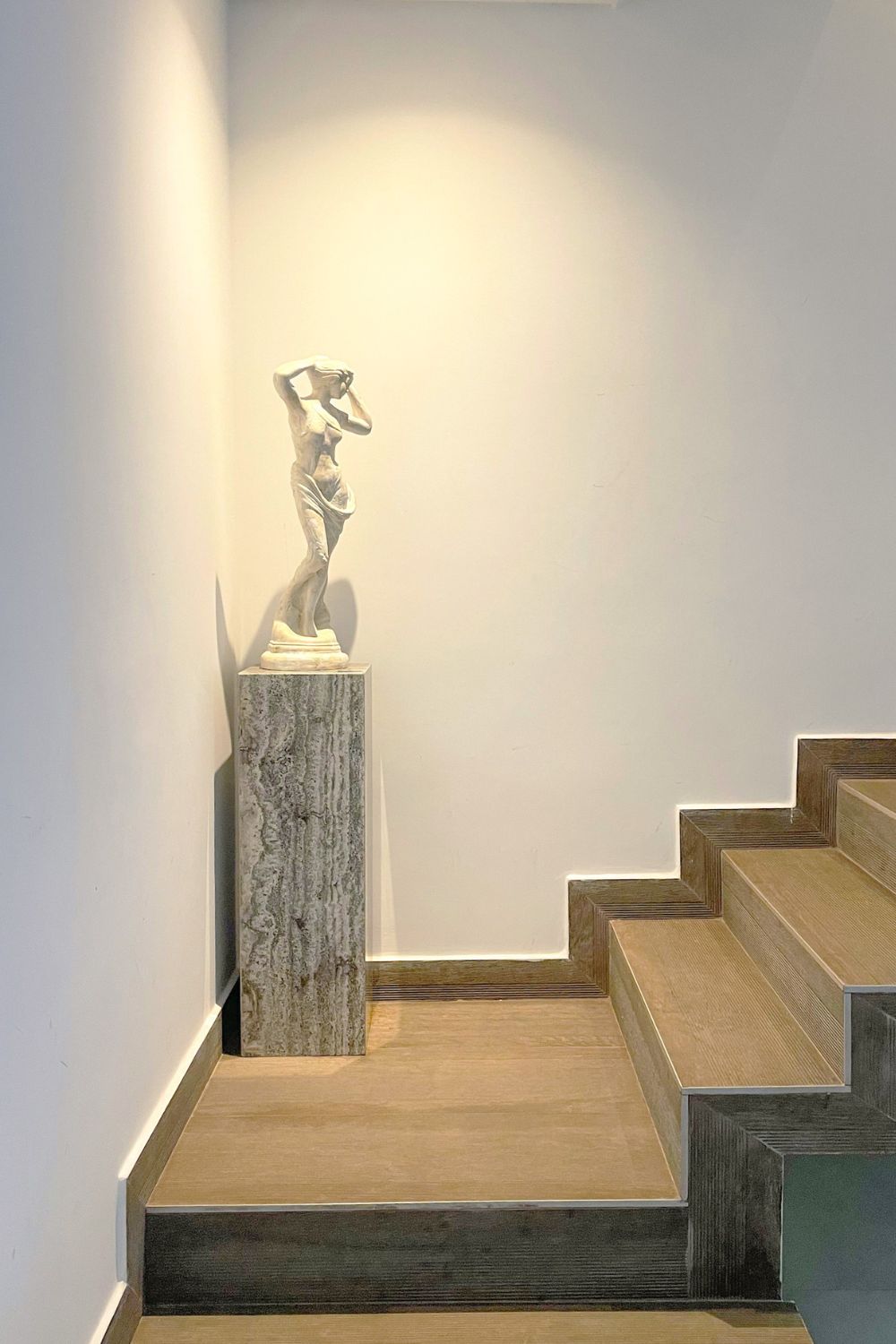 Pedestal L